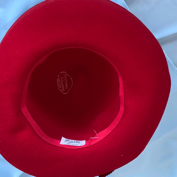 Red woman hat ?